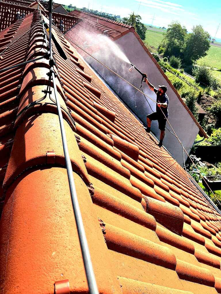 Využijte naše služby čištění střechy